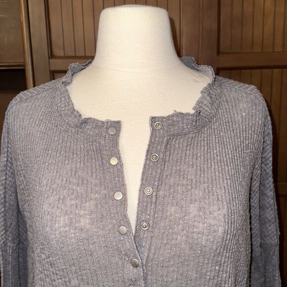 Urban Outfitters Cotton Hi-Lo Raw Hem Burnout Henley, Size XS - Picture 2 of 3